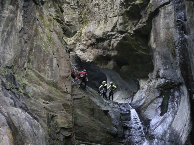 Canyoning en el desfiladero de Val Grande, participantes en el rapel de rocas
