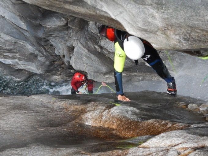 Canyoning na Gniess Schlucht em 2023, participantes ativos em fatos de neoprene