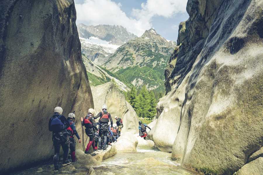 Gorge hiking Grimsel canyoning with participants in protective gear.