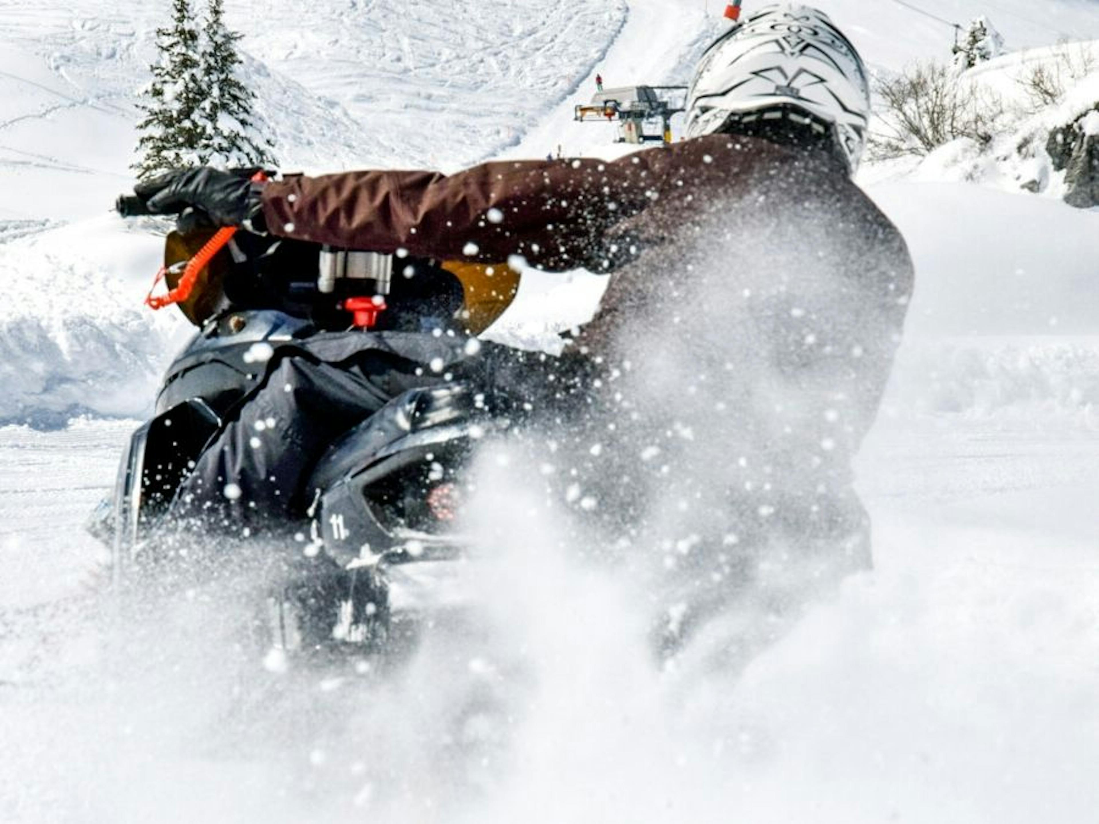 SnowXpark motoneige. Un conducteur sur la motoneige dans la neige. Activité d'hiver dans les Alpes.