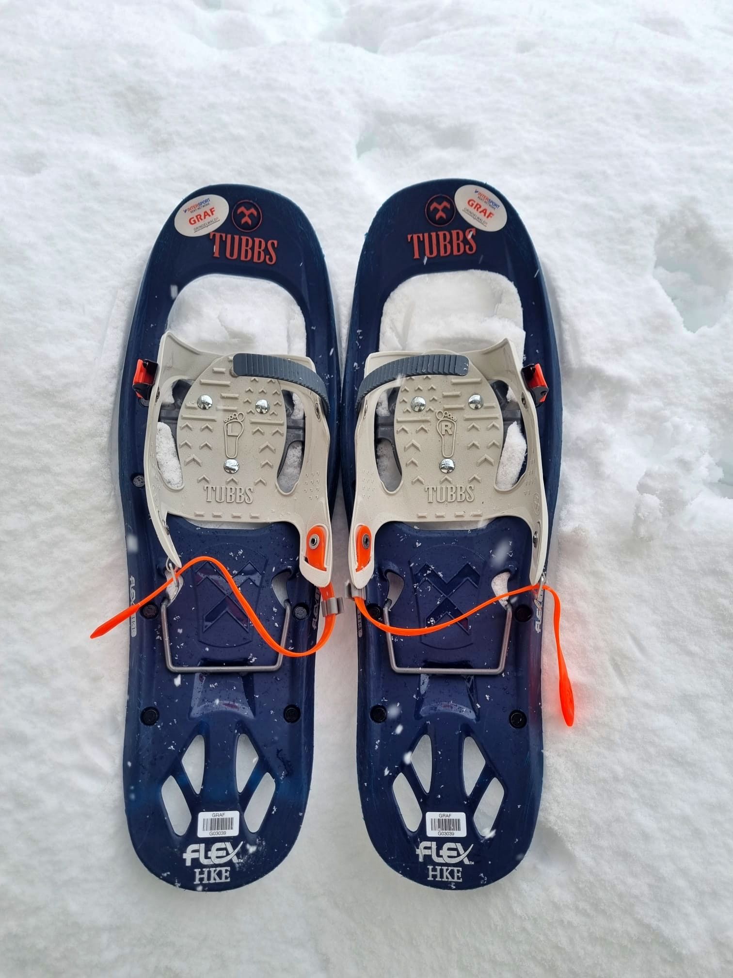 Căciuli de zăpadă Tubbs pe zăpadă, activitate de iarnă, peisaj alb