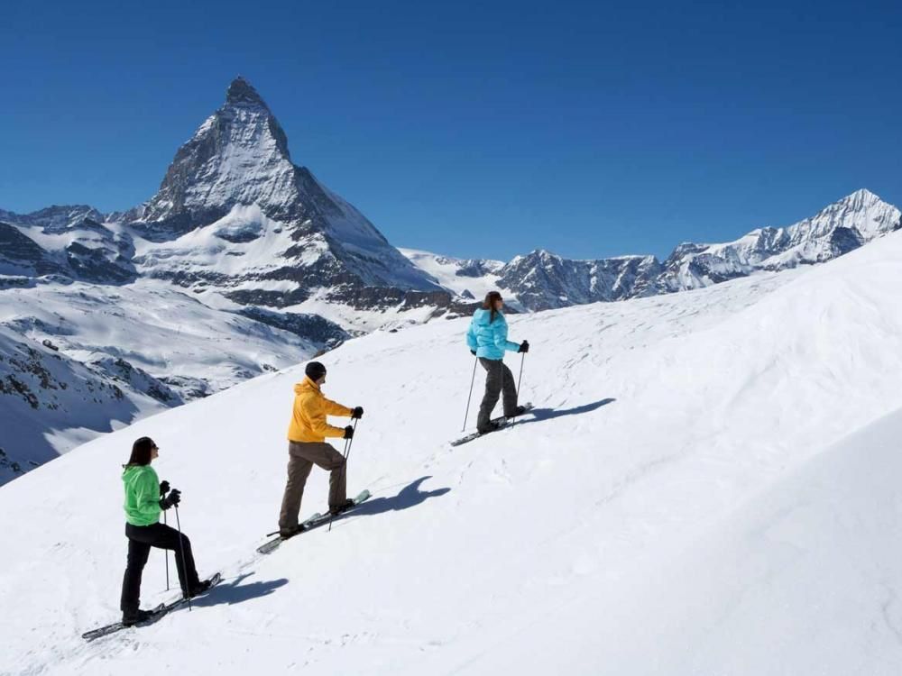 Zermatt में स्नोशू ट्रेकिंग माउंटेन ऑन द मटरहर्ऩ के दृश्य के साथ।