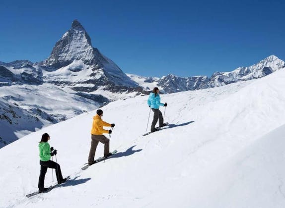 Катание на снегоступах в Церматте с видом на Маттерхорн зимой