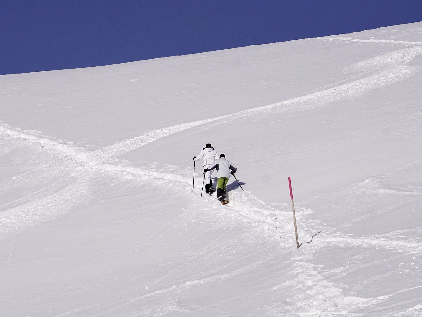 ज़ेरमत्त में स्नोशू ट्रैकिंग, बर्फ़ में यात्रियों, सर्दियों का दृश्य, नीला आकाश