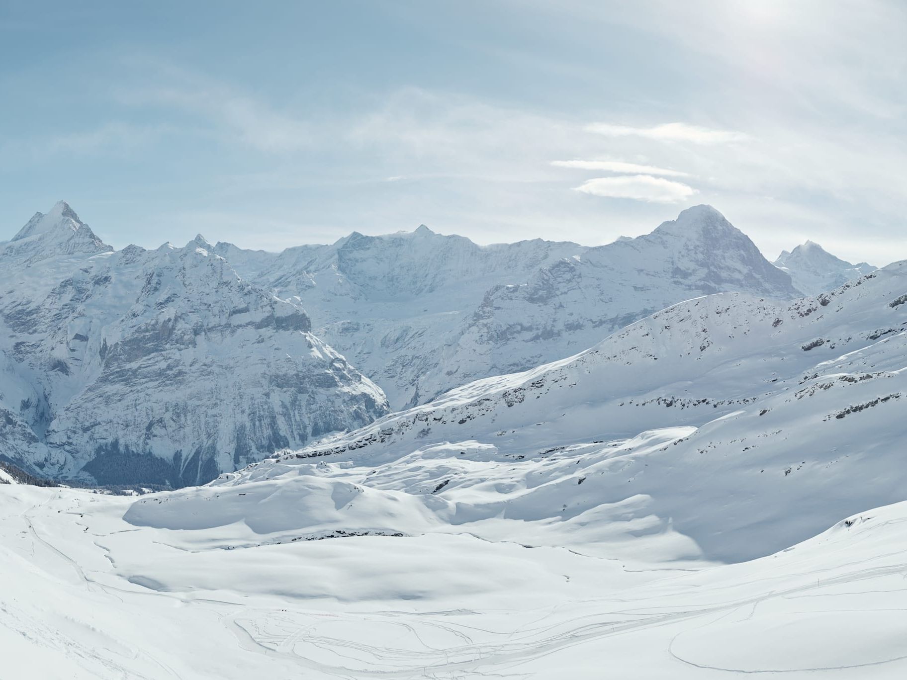 Cățărare cu rachete de zăpadă în Grindelwald, cu munți acoperiți de zăpadă