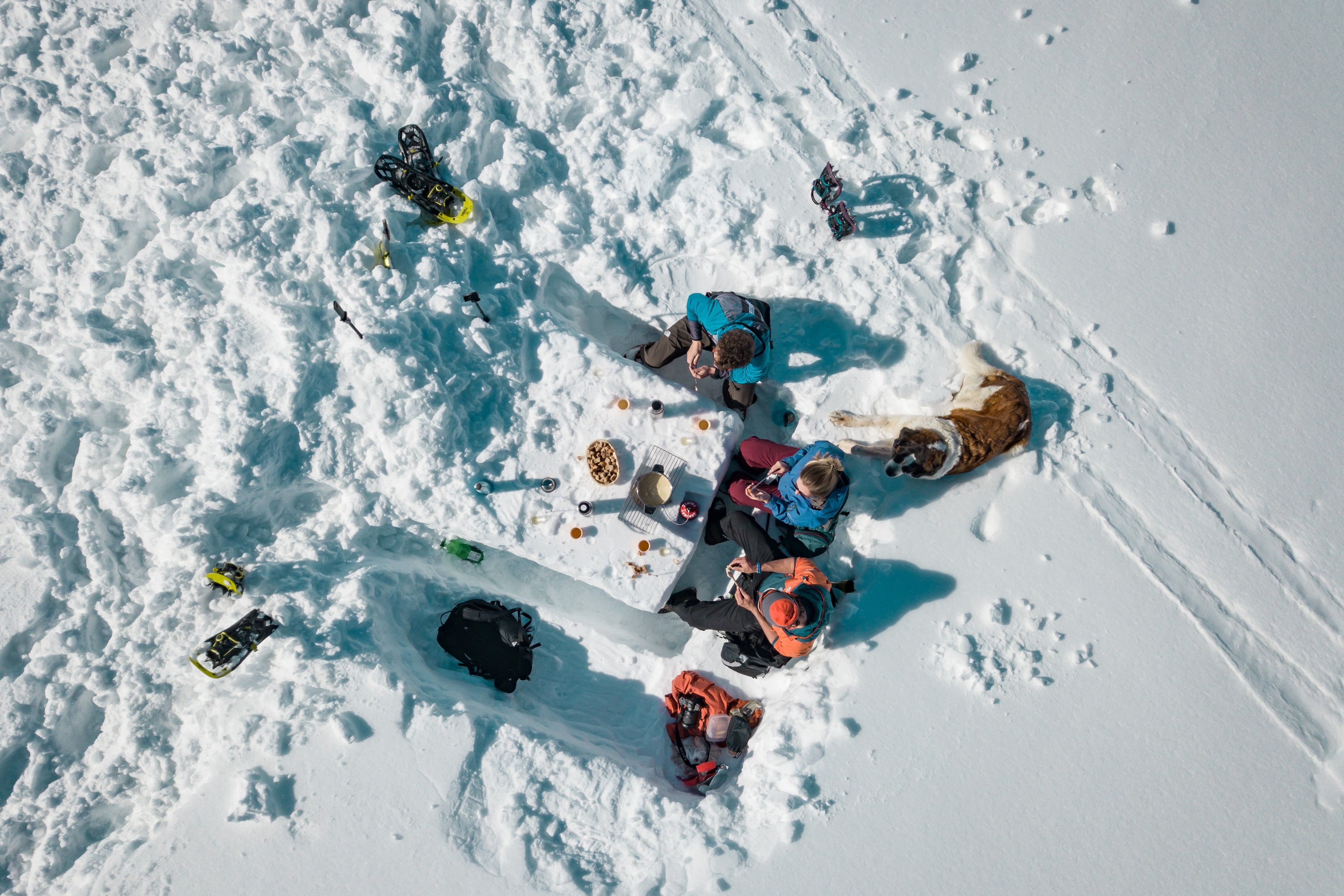 Randonnée en raquettes avec fondue au sommet à St. Antönien, activités d'hiver, atmosphère conviviale.