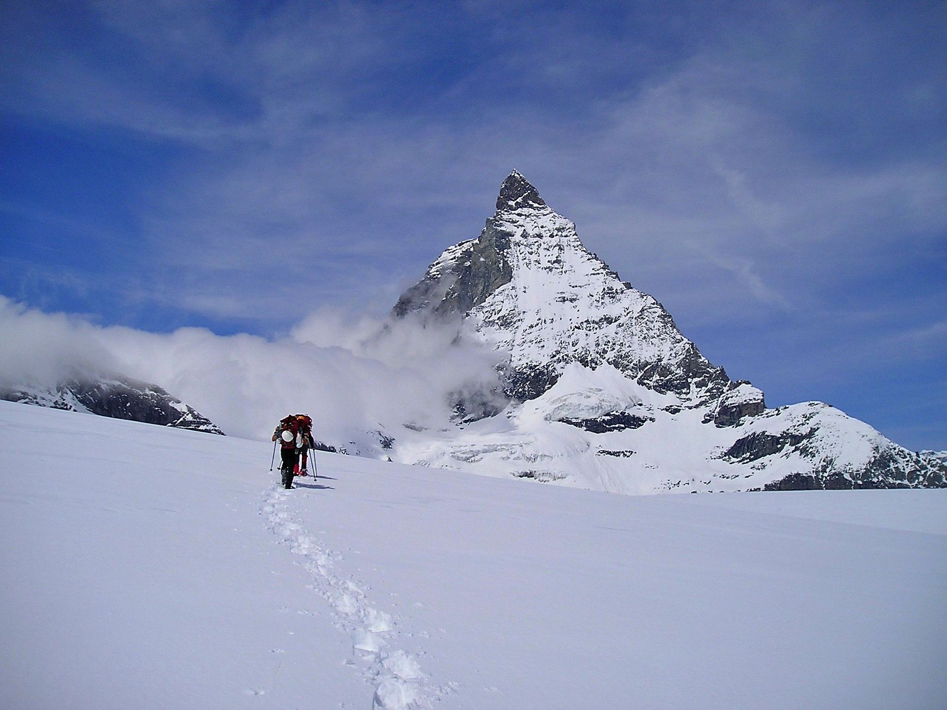Tour di snowboard a Zermatt con guida alpina, neve e Matterhorn.