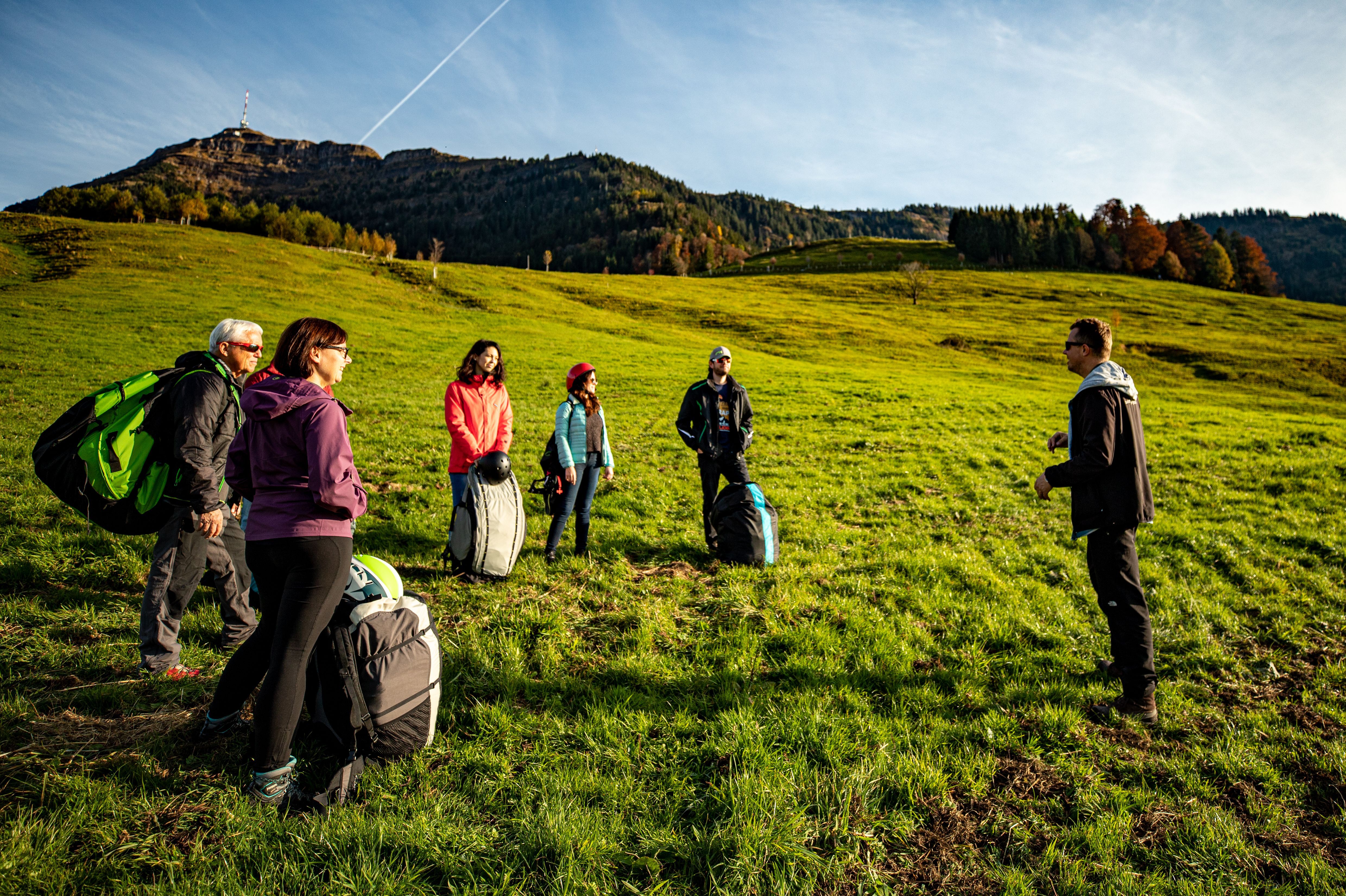 Paragliding proefdag in Zürich met deelnemers op het veld