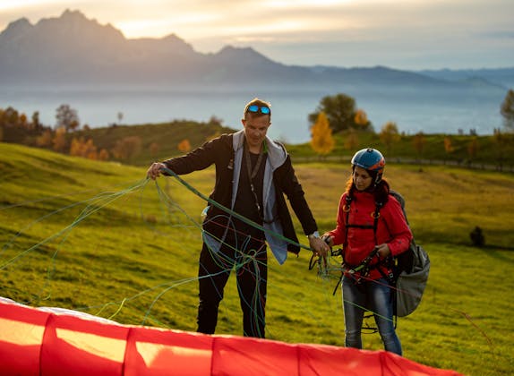 Paragliding introductory course in Zurich, participants prepare the paragliding equipment.