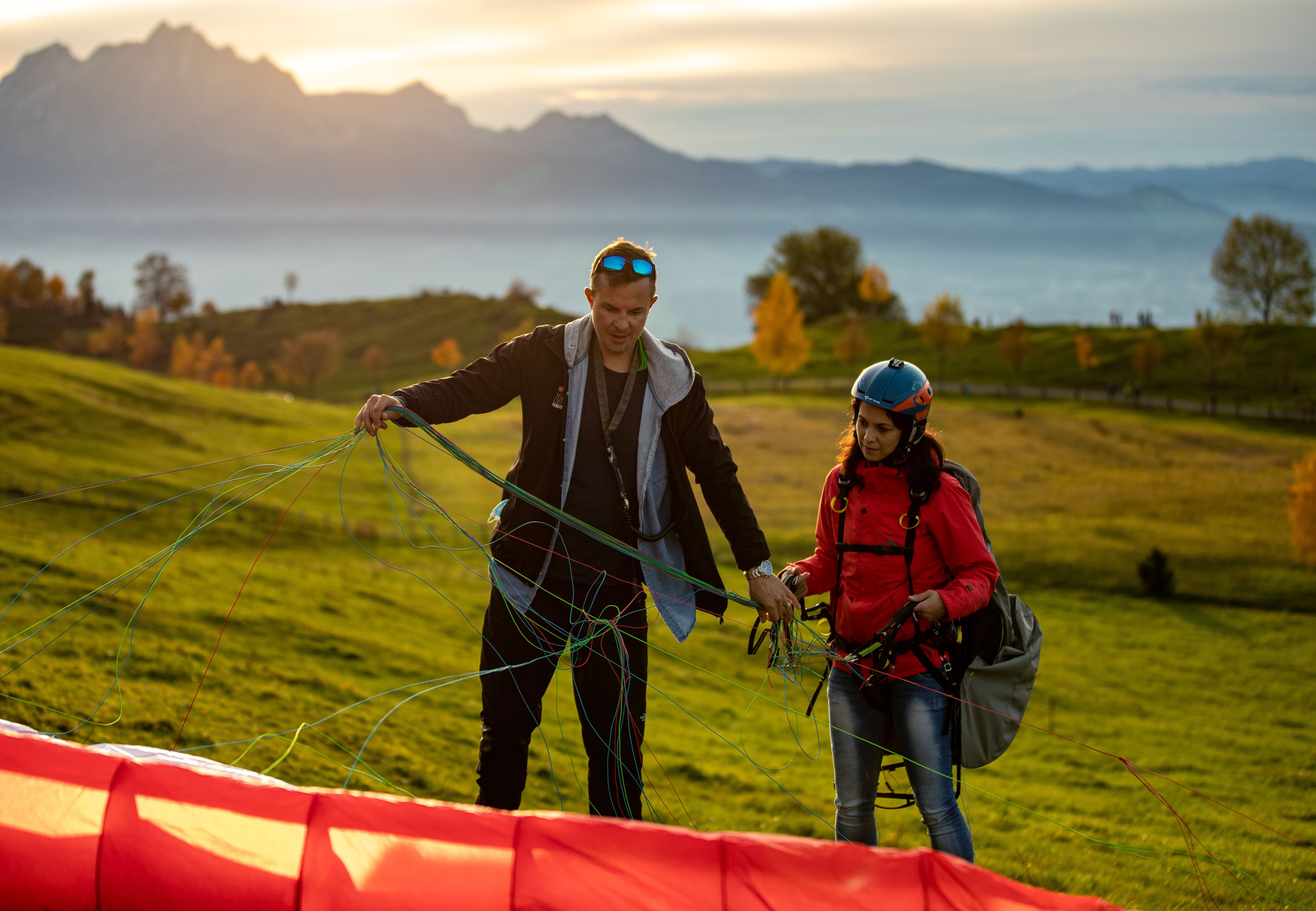 Paragliding introductiedag in Zürich, uitzicht op berglandschap, deelnemer bereidt zich voor