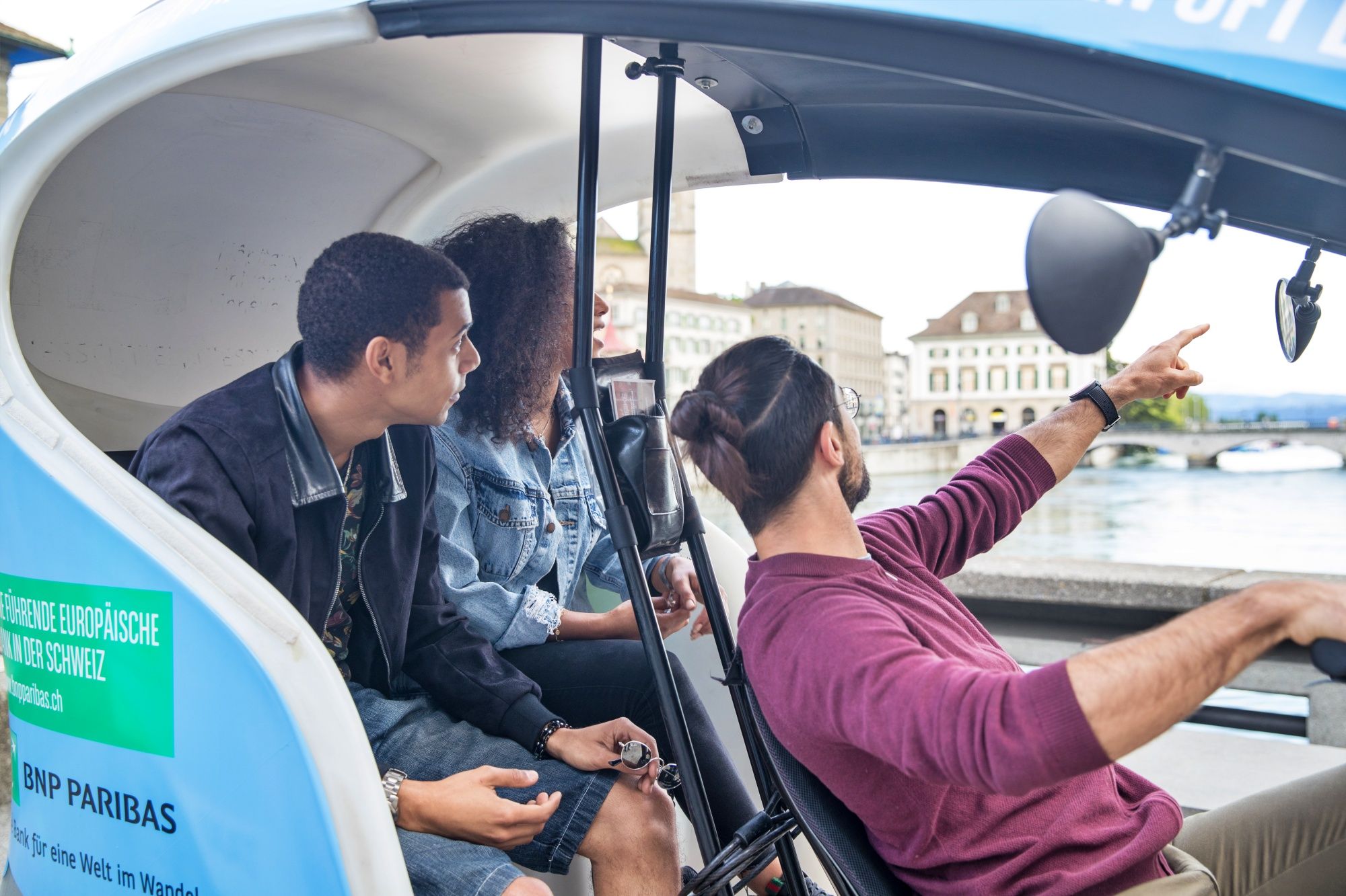 รถจักรยานแท็กซี่ชมเมืองเจนีวา: สำรวจสถานที่ท่องเที่ยวและทิวทัศน์ที่งดงามของเจนีวาในรถจักรยานแท็กซี่.