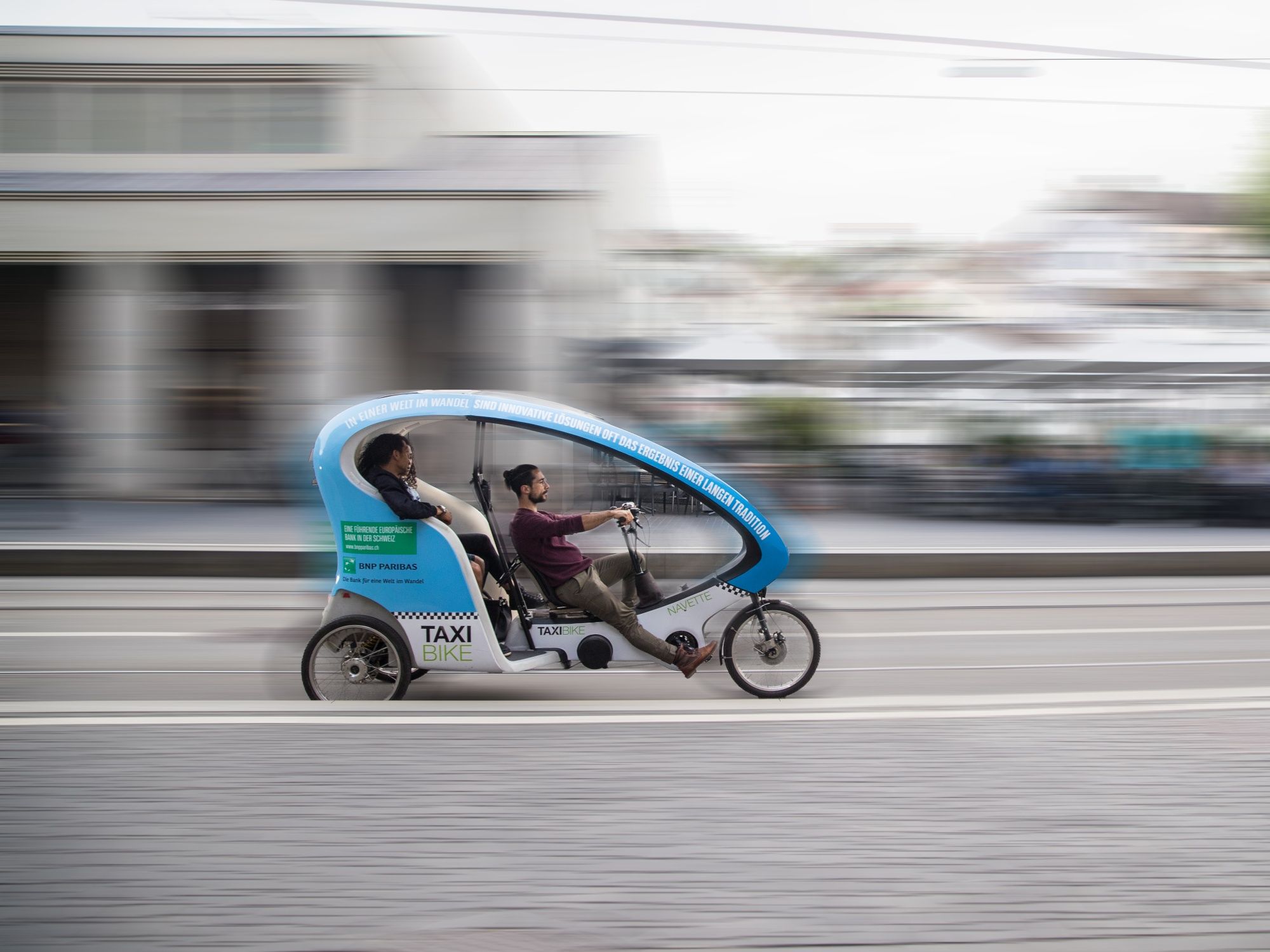 Jízda na kole se čokoládou: Objevte Ženevu s cyklistickým taxi na lahodné okružní trase.