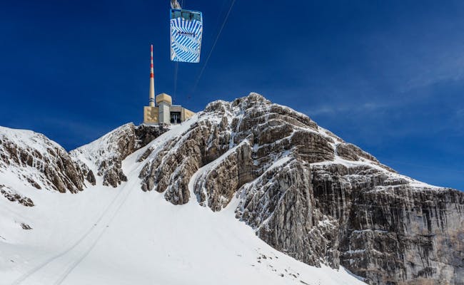 Saentisbahn: beeindruckende Bergbahn zum Gipfel des Saentis mit schneebedeckten Felsen.
