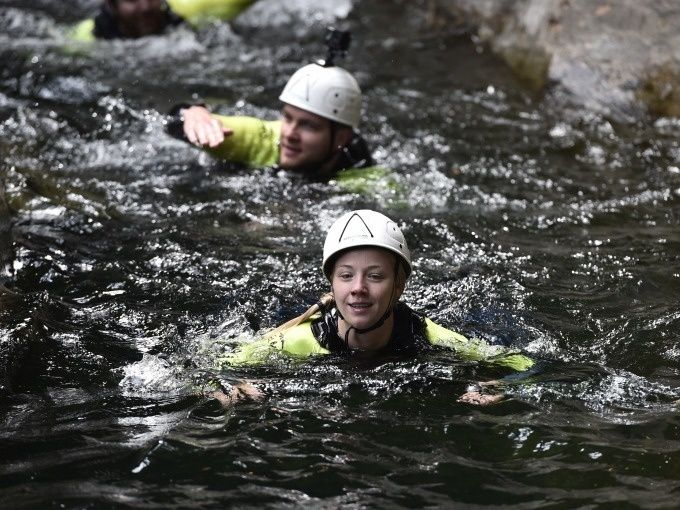 Nadar no rio Iragna durante canyoning com capacete