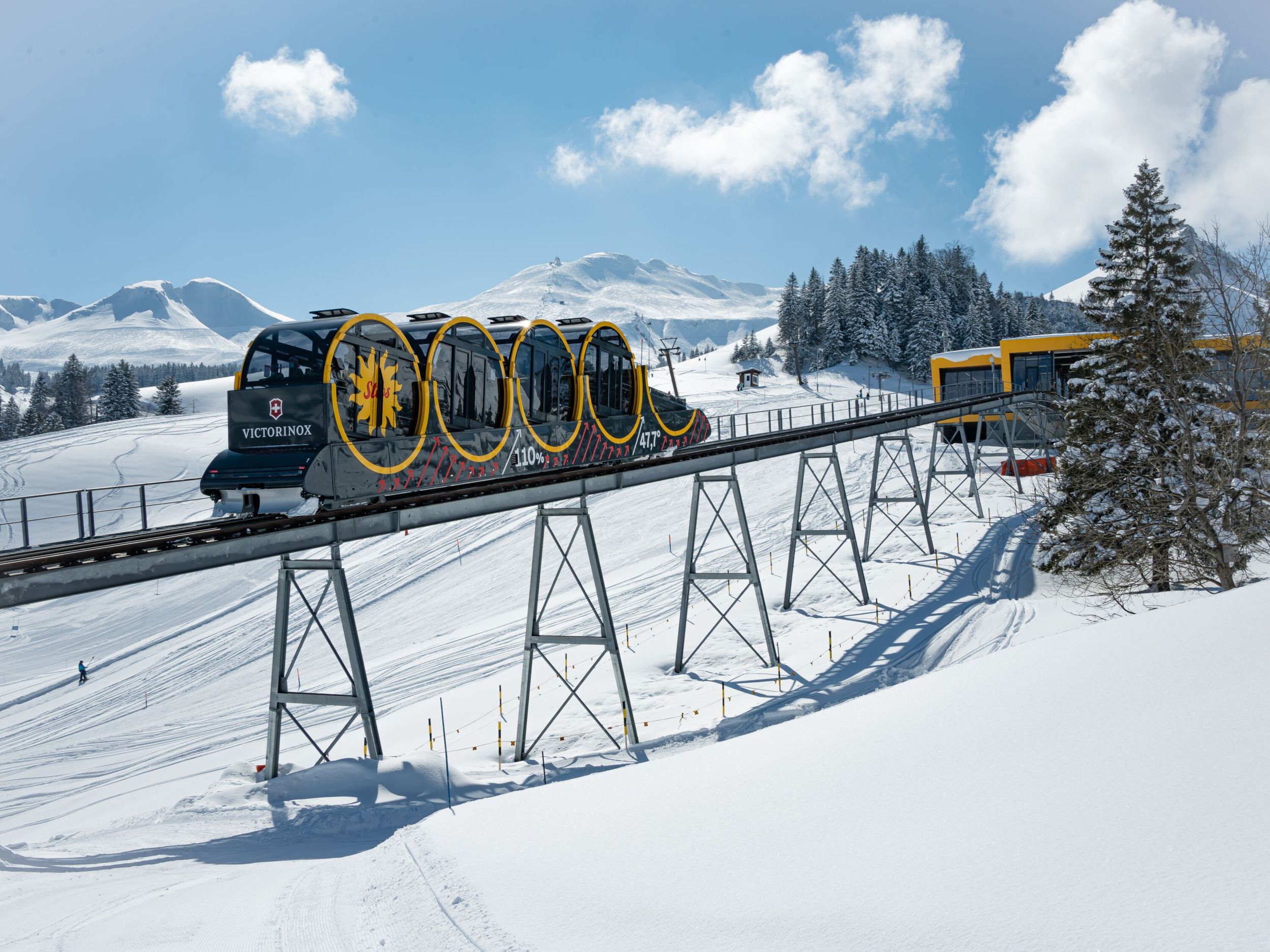 Schwyz-Stoos-Bahn: kabel kereta gondola moden melintasi gunung bersalji pada musim sejuk, sesuai untuk bermain ski dan bersiar-siar.