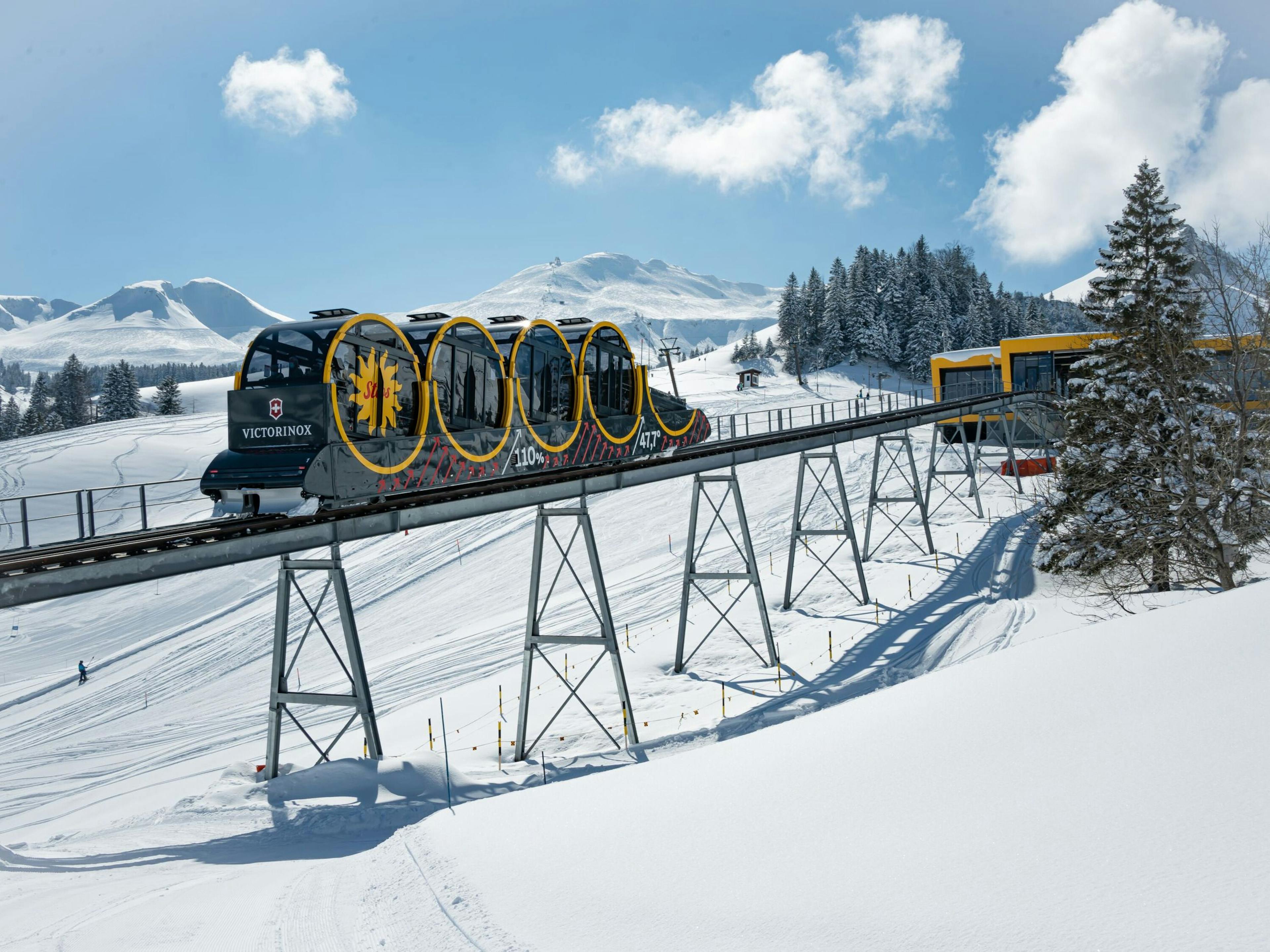 Schwyz-Stoos-Bahn: กระเช้าลอยฟ้าสมัยใหม่ที่ข้ามภูเขาที่มีหิมะปกคลุมในฤดูหนาว เหมาะสำหรับการเล่นสกีและการเที่ยวชม.