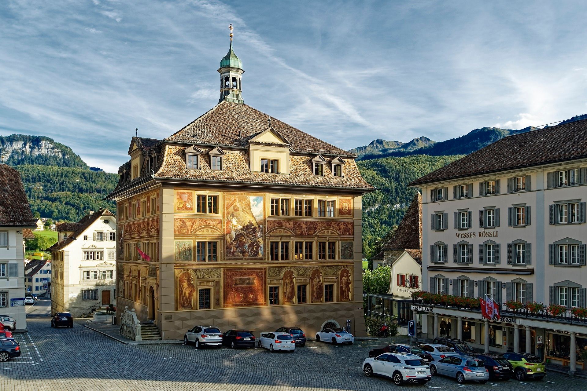 Schwyz: Historisk byggnad på stadskvarten med storslagen arkitektur och berg i bakgrunden.