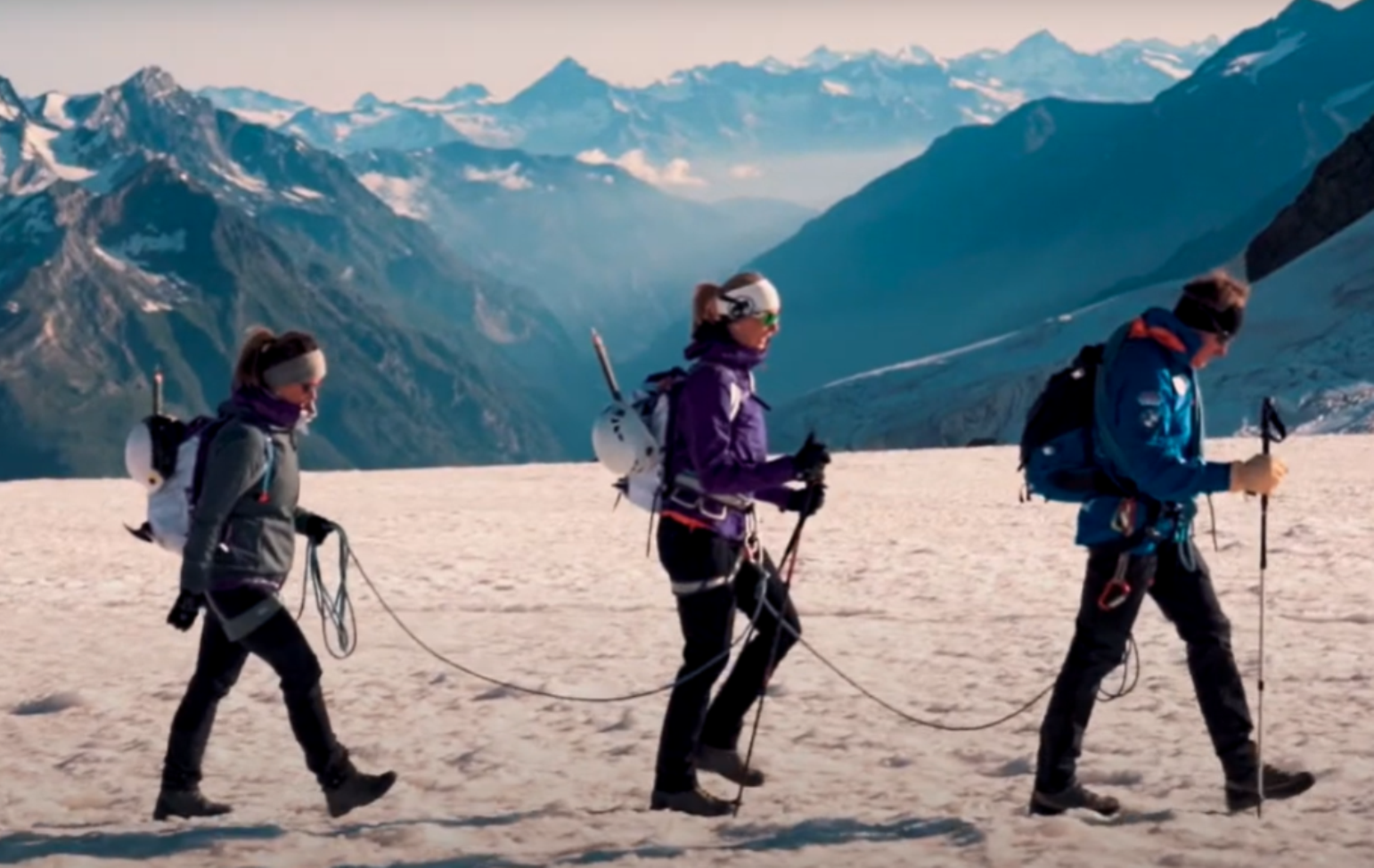 Castor Bergtour met vrienden in de Alpen, hoogste bergen, wandelen en natuur ervaren.