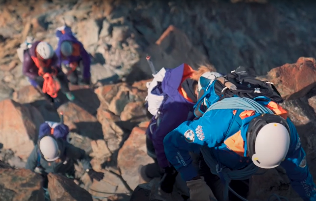 Castor Bergtocht: Klimgroep bij zomeractiviteit in de bergen met indrukwekkend rotsklimmen.