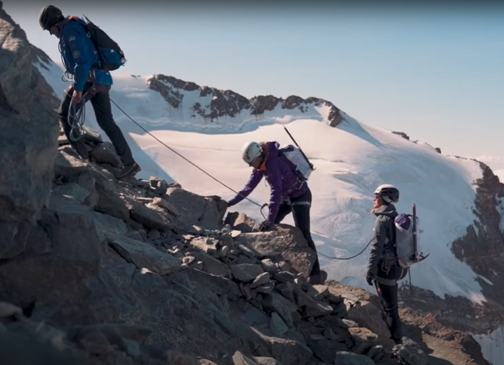 Grupa na wycieczce górskiej Pollux podczas wspinaczki w Alpach, idealne dla sportowców i poszukiwaczy przygód.