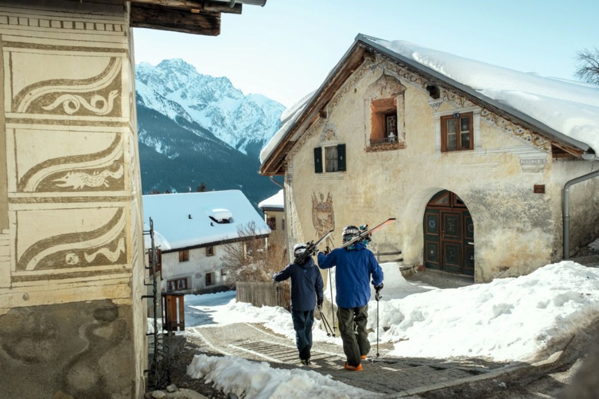 Лыжники в Скулле движутся по заснеженным улочкам к следующей цели.