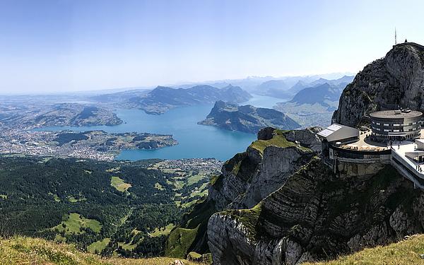 Seeblick vom Oberhaupt Pilatus mit klarer Sicht auf den Vierwaldstättersee und die umliegenden Berge.