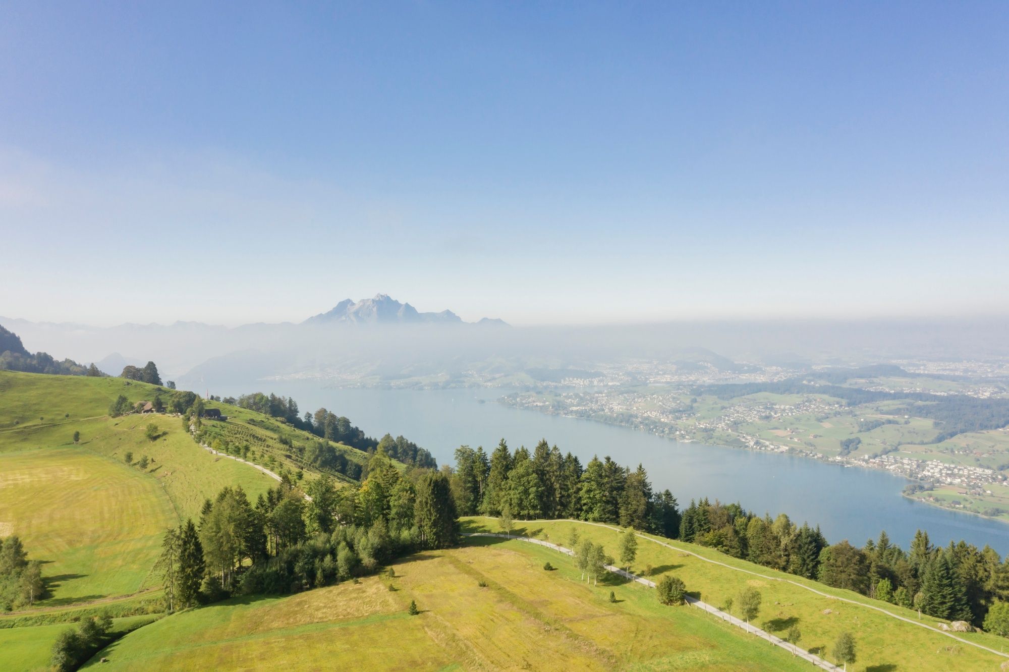 Seebodenalp: มุมมองของทะเลสาบ Vierwaldstättersee พร้อมกับภูเขาและทุ่งหญ้าใน Kuessnacht.