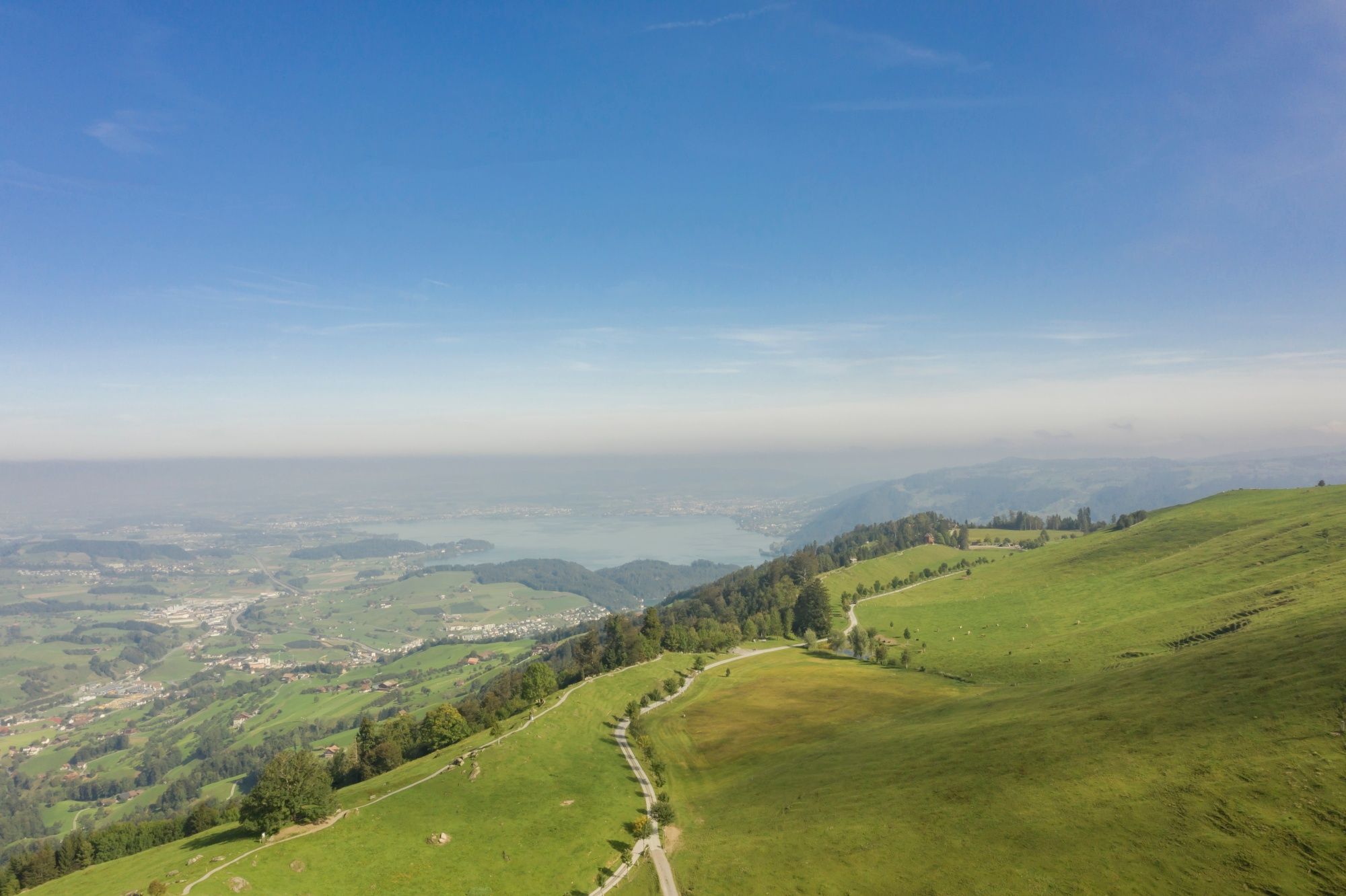 Seebodenalp: ทิวทัศน์ที่สวยงามเหนือริมทะเลสาบสี่ป่าอันมีธรรมชาติอุดมสมบูรณ์.