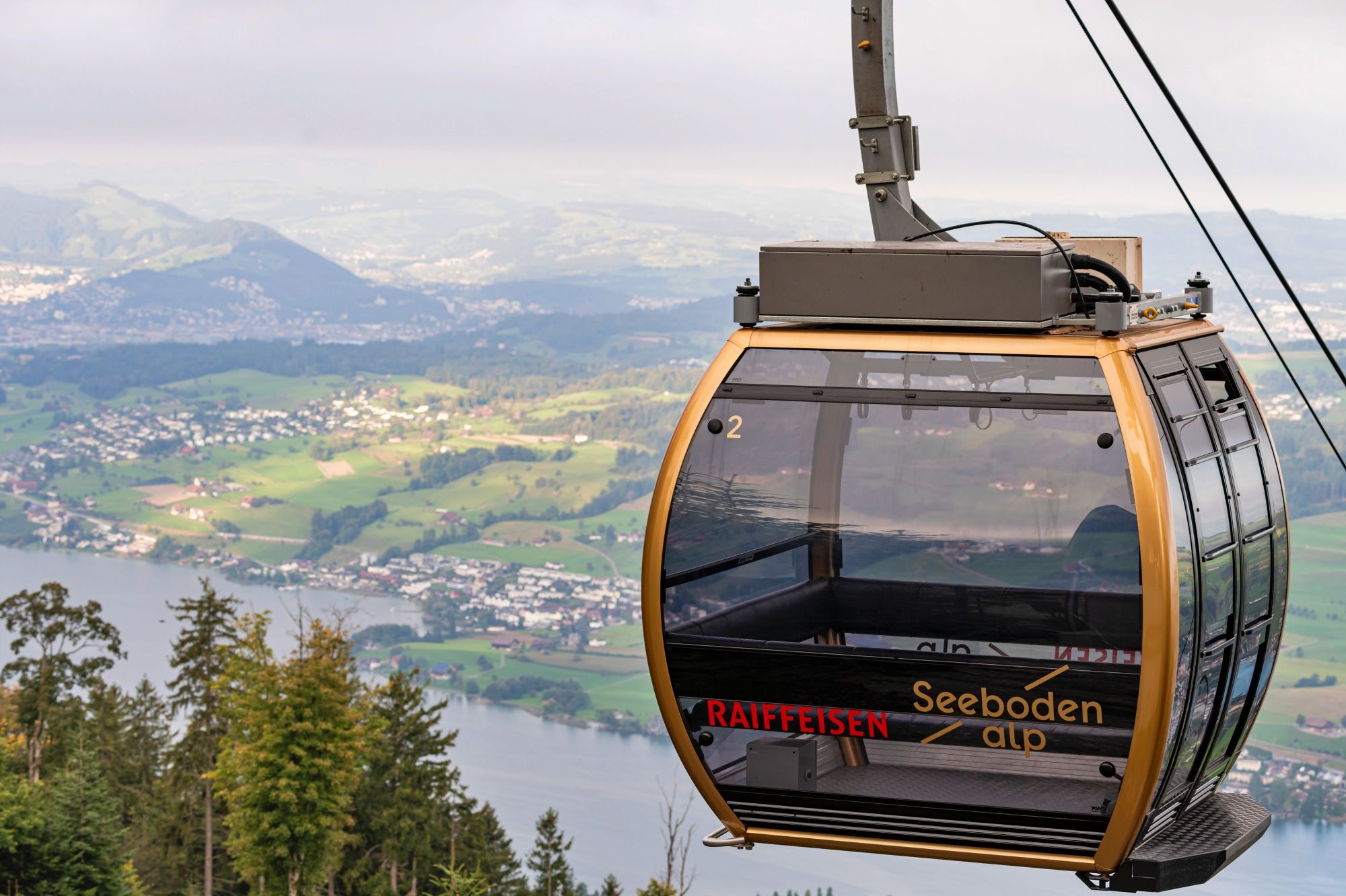 Seebodenalp Bahn: กระเช้าลอยฟ้าข้ามภูมิทัศน์ที่สวยงามพร้อมทะเลสาบ เหมาะสำหรับการเที่ยวชมและสัมผัสธรรมชาติ.