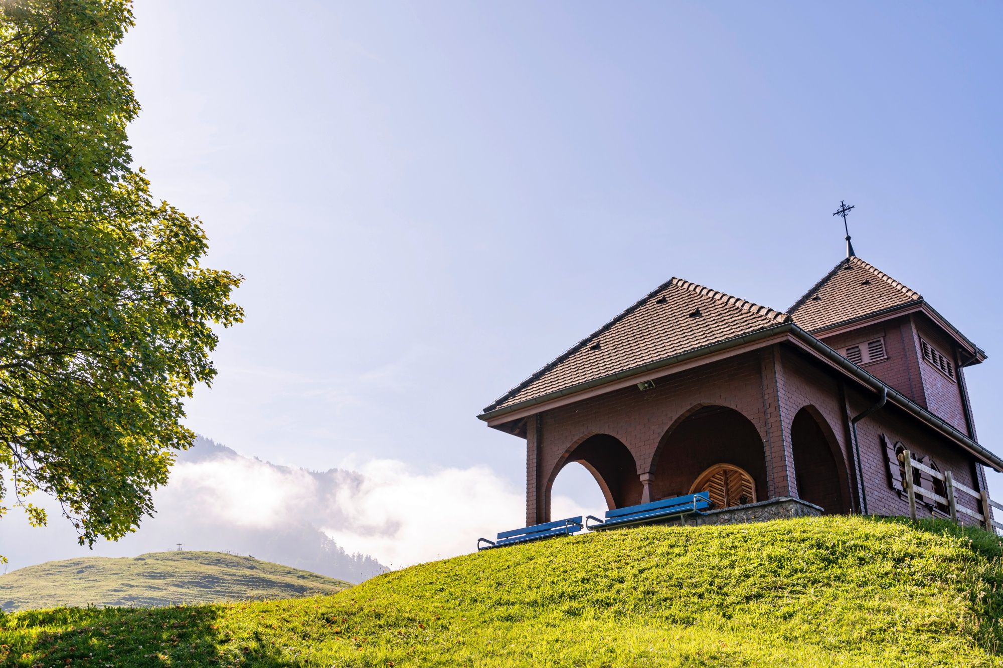 Seebodenalp: อาคารที่มีบรรยากาศเรียบง่ายท่ามกลางธรรมชาติที่งดงาม เหมาะสำหรับกลุ่มและเด็กในช่วงฤดูร้อน.