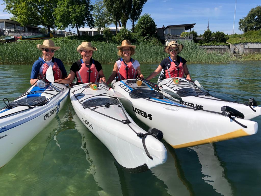 مدرسة قوارب التنين في بحيرة بودensee: قوارب الكاياك مع الأصدقاء في الطبيعة، نشاط صيفي في البحيرة.