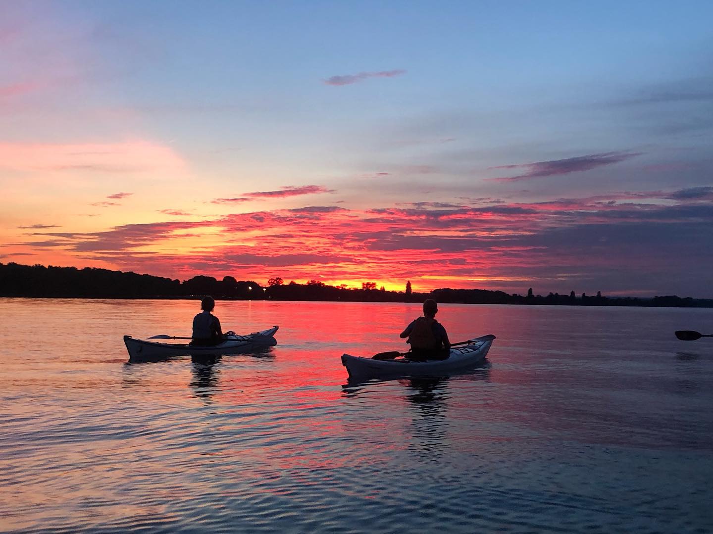 مدرسة الكانو في بحيرة بودنزي: استمتع بغروب الشمس أثناء التجديف على بحيرة بودنزي مع الأصدقاء.