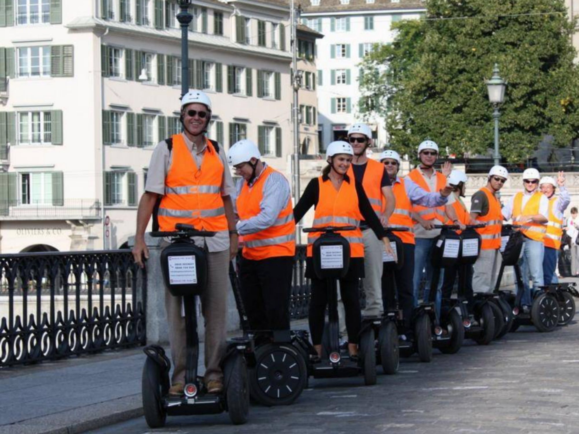 جولة على سيجواي في زيورخ: اختبر جولة مشوقة في المدينة على سيجواي في الصيف.