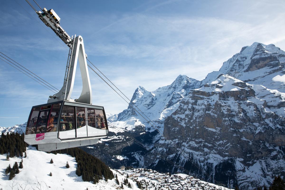 Liften op het Schilthorn met uitzicht op besneeuwde bergen en dal.