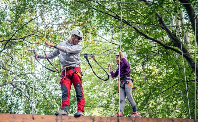 Seilpark Monte Tamaro: Upplev spännande äventyr i äventyrsparken högst upp bland träden med barn mitt i naturen.