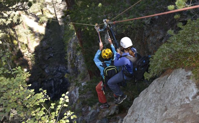 Zipline klimmen in Zermatt, twee personen in klimuitrusting, groene oever