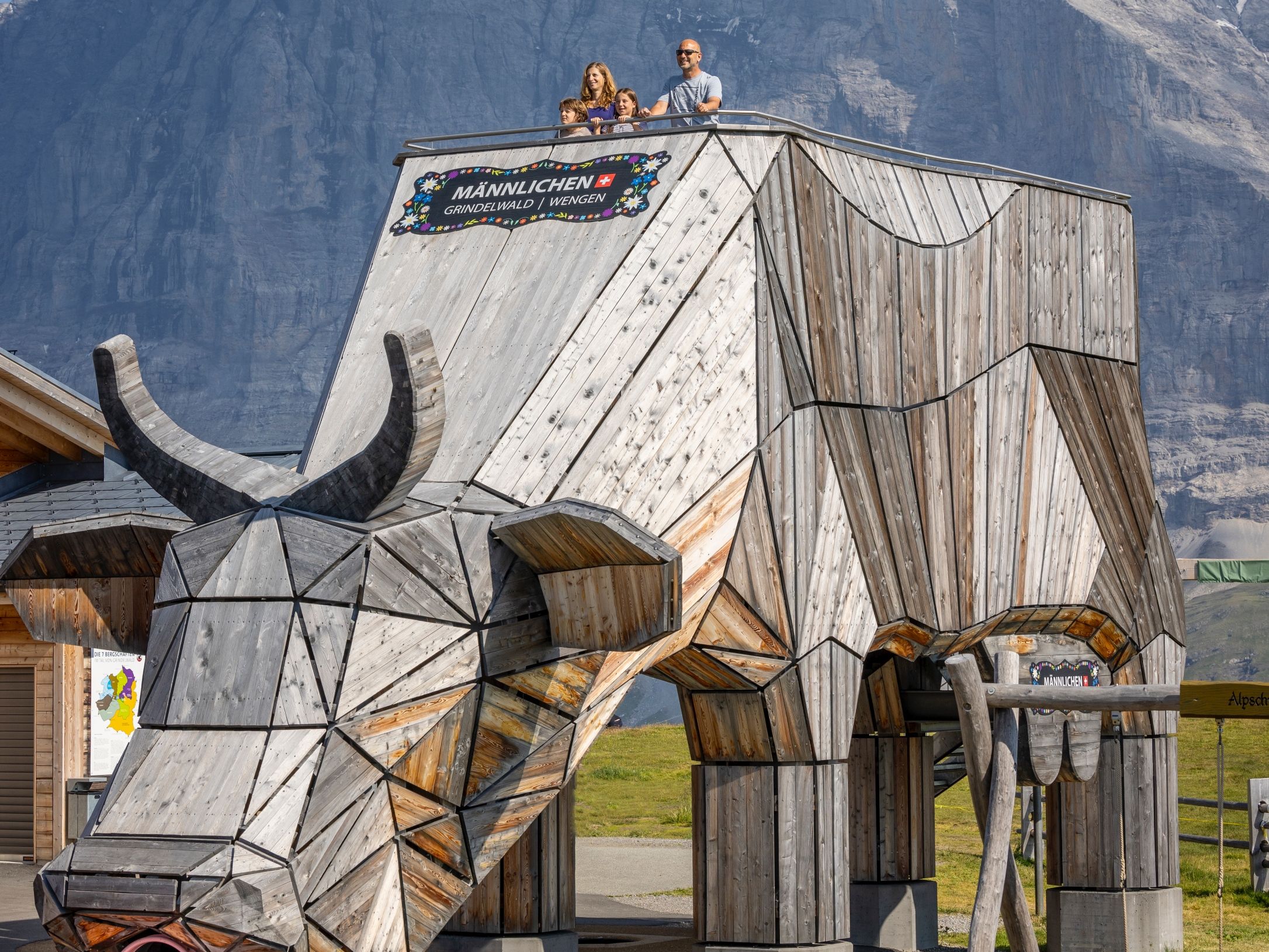 Männlichen: Tempat bermain anak-anak di lokasi yang menginspirasi dengan pemandangan indah dan alam