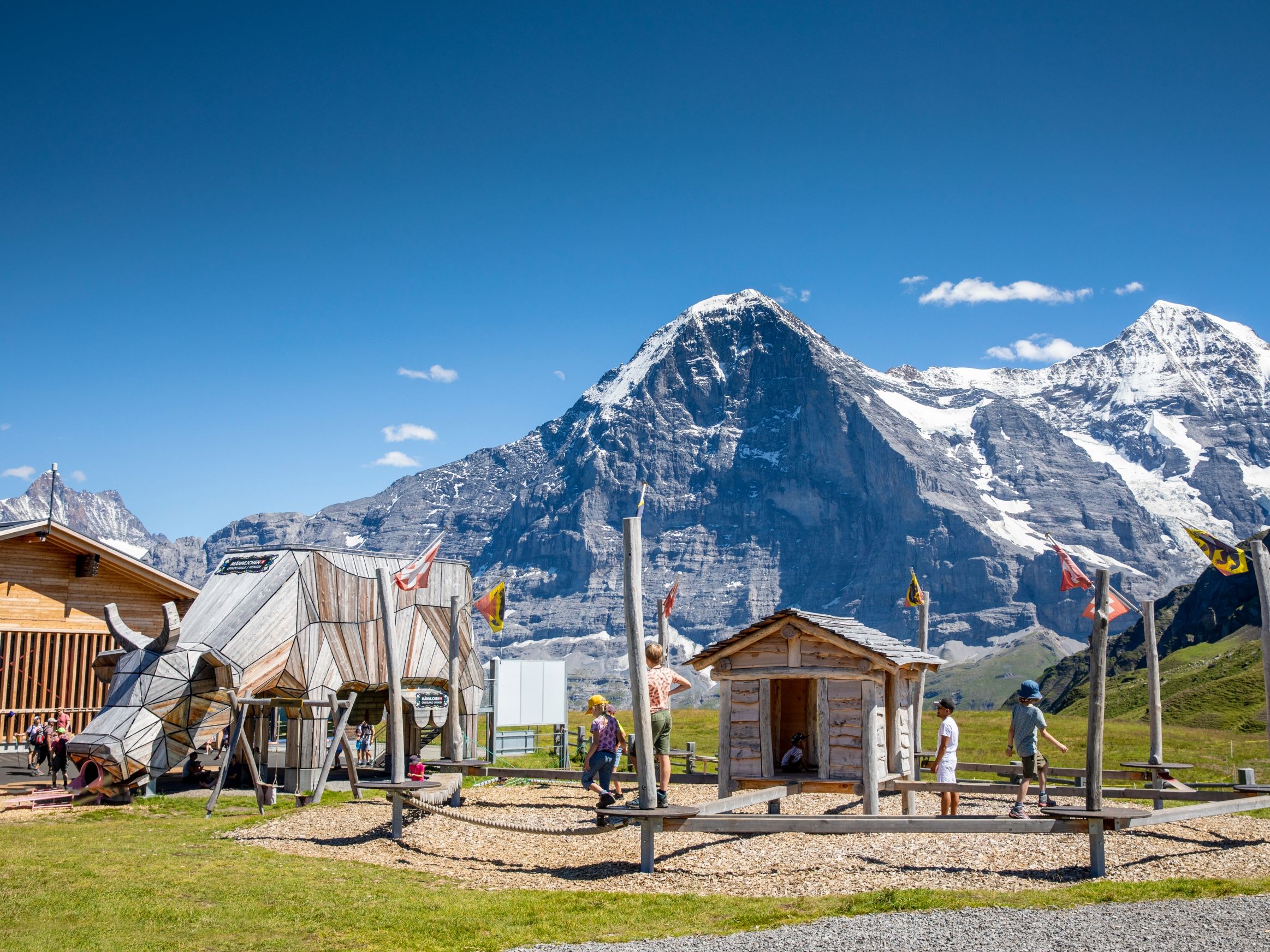 Taman Bermain Sennenspielplatz: Taman bermain dengan pemandangan gunung, sempurna untuk anak-anak selama liburan musim panas di Alpen.