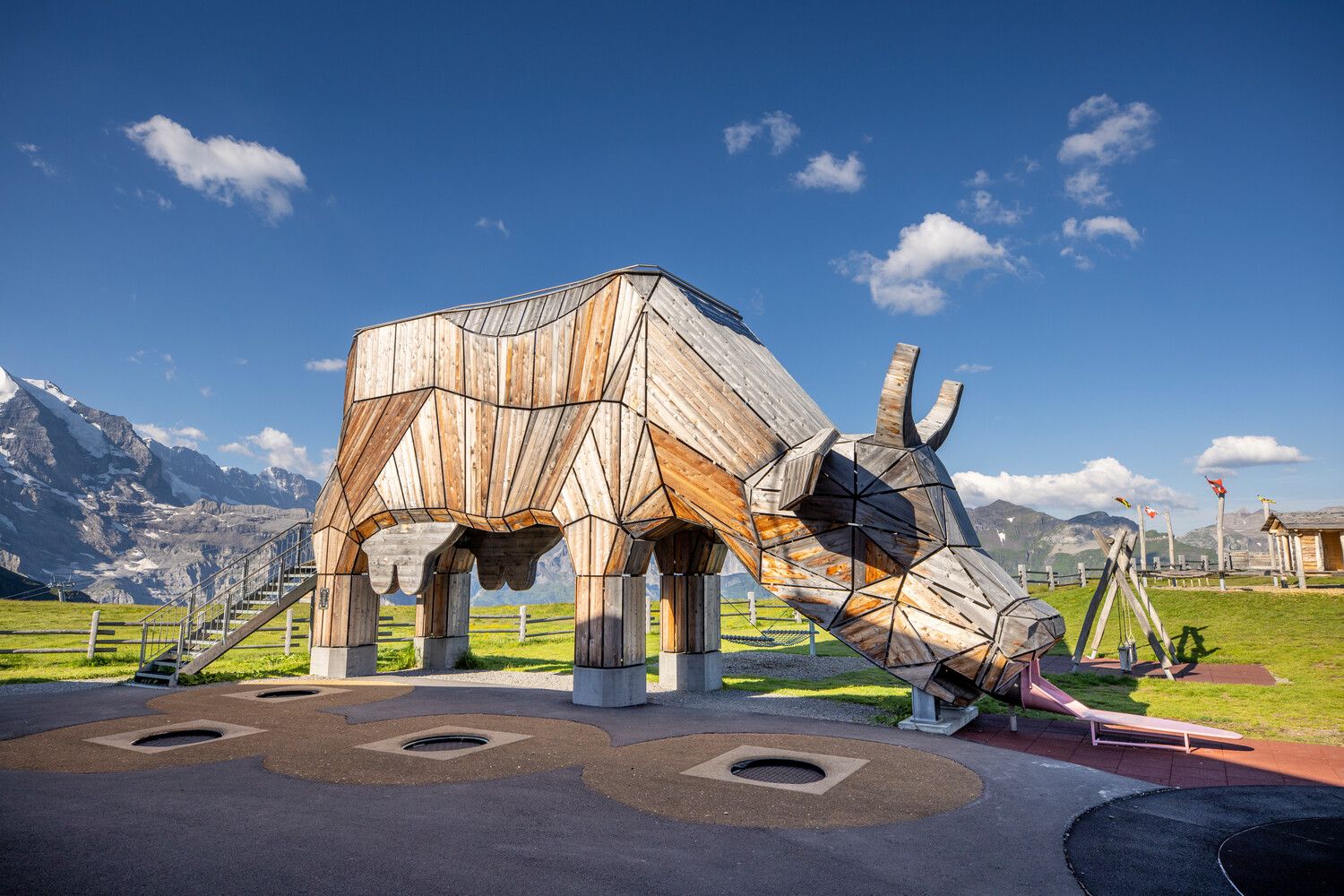 Sennenspielplatz: Spielplatz mit Holzskulpturen und Spielmöglichkeiten für Kinder auf dem Männlichen.