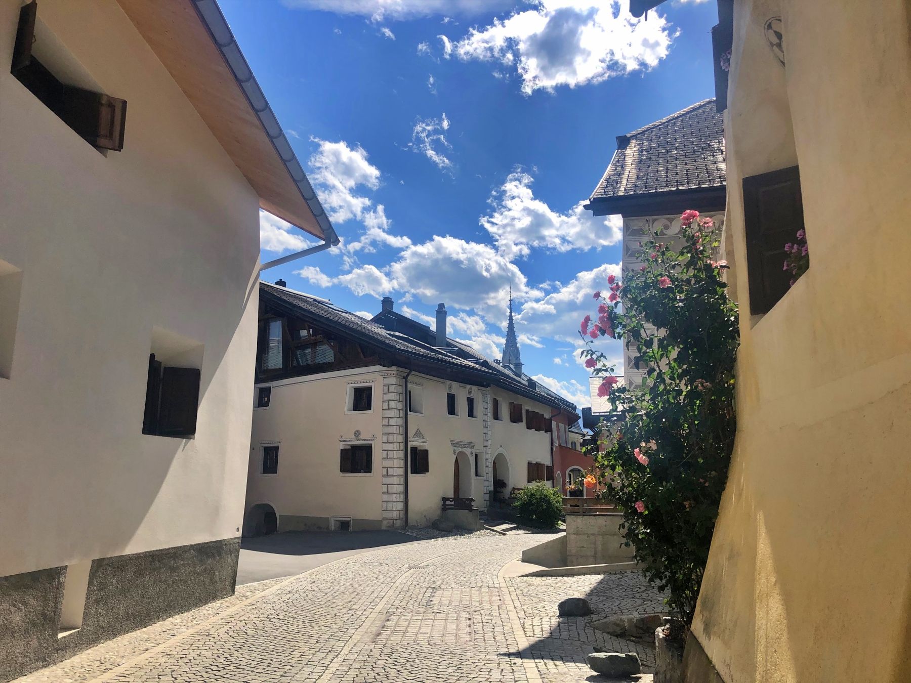 Keramik melukis di Sent, lorong-lorong yang indah dan seni dalam alam semula jadi Switzerland.