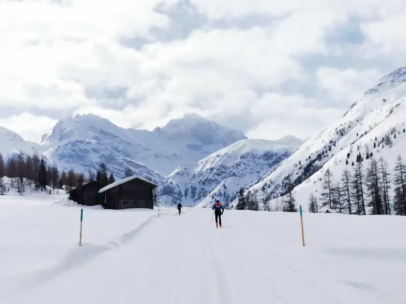 डेवोस में सर्टिग टैल के साथ स्कीइंग यात्रा, बर्फ और पर्वत