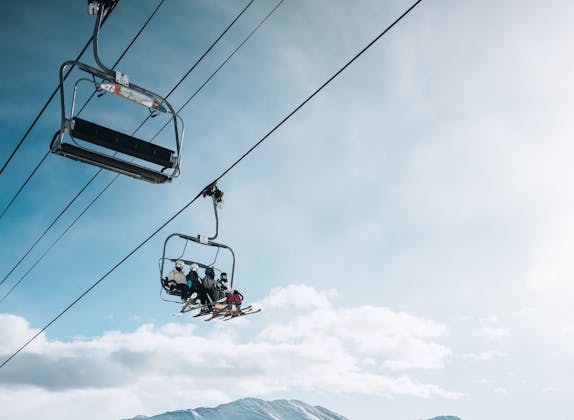 Pronájem lyží v Grindelwaldu: Sedačková lanovka před úchvatnou horskou kulisou v zimě.