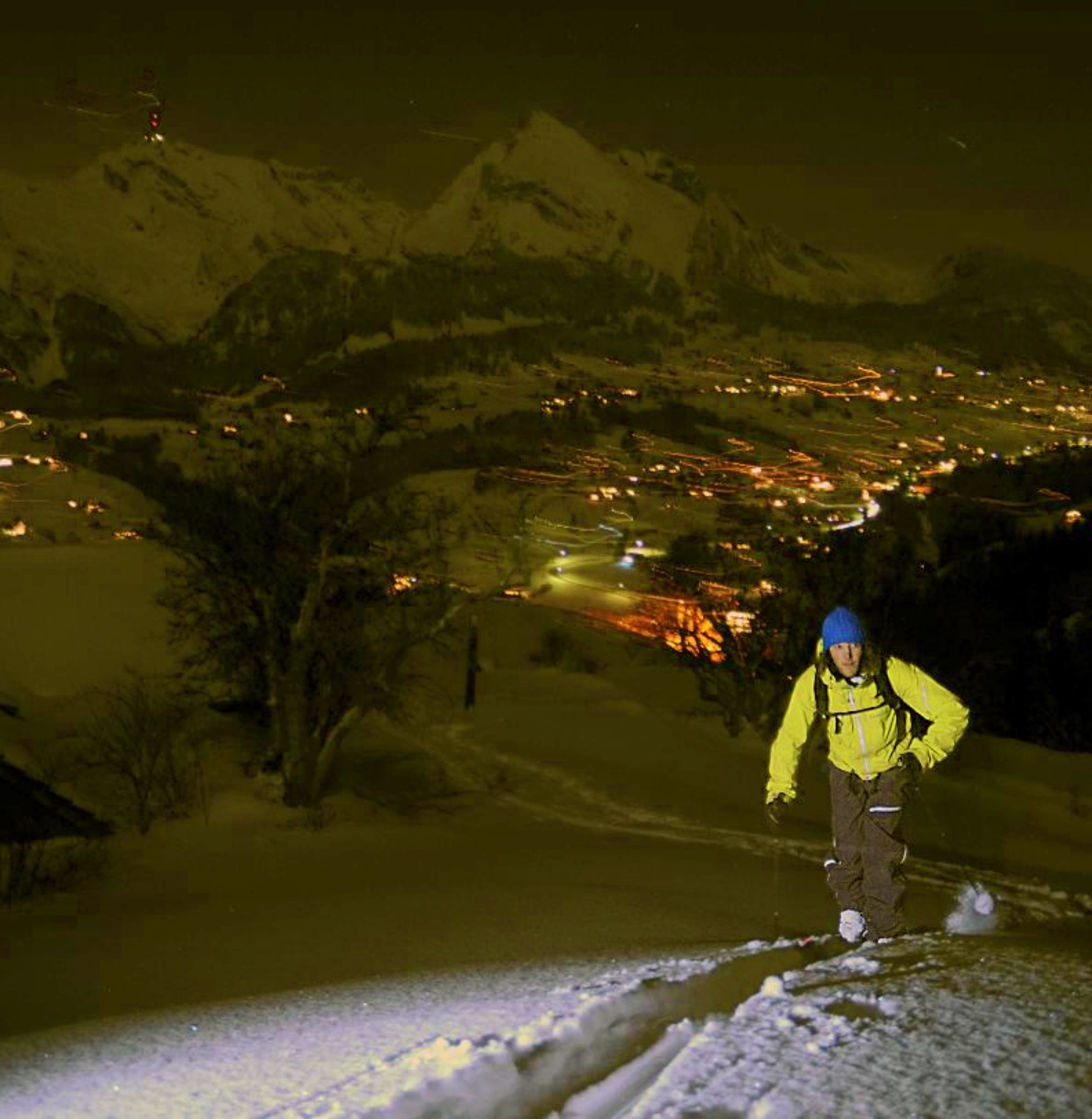 Perjalanan Malam Tahun Baru: Mendaki dengan kasut salji di Toggenburg semasa salji turun di waktu malam dan persekitaran berbukit