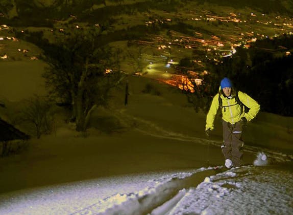 جولة رأس السنة: جولة على الثلوج في توغنبرغ تحت تساقط الثلوج ليلاً والجبال المحيطة