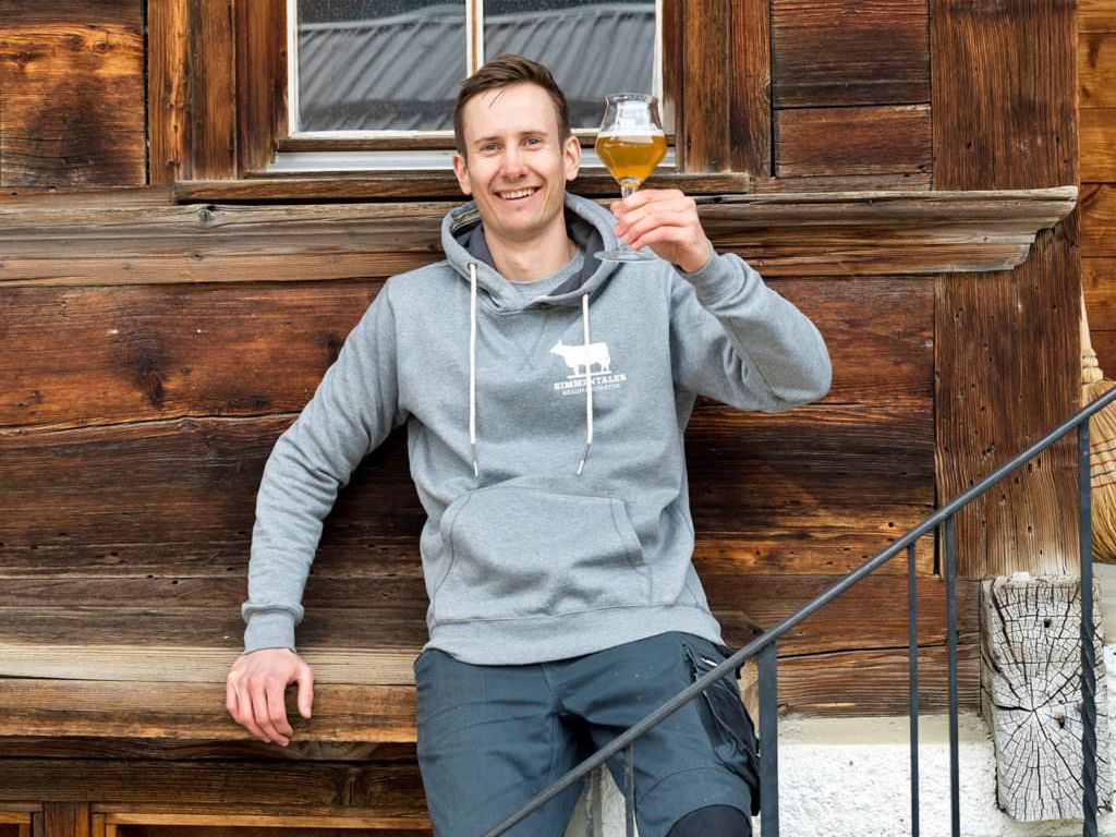 Brouwerij Simmental rondleiding, man met bierglas, houten huis, zomer