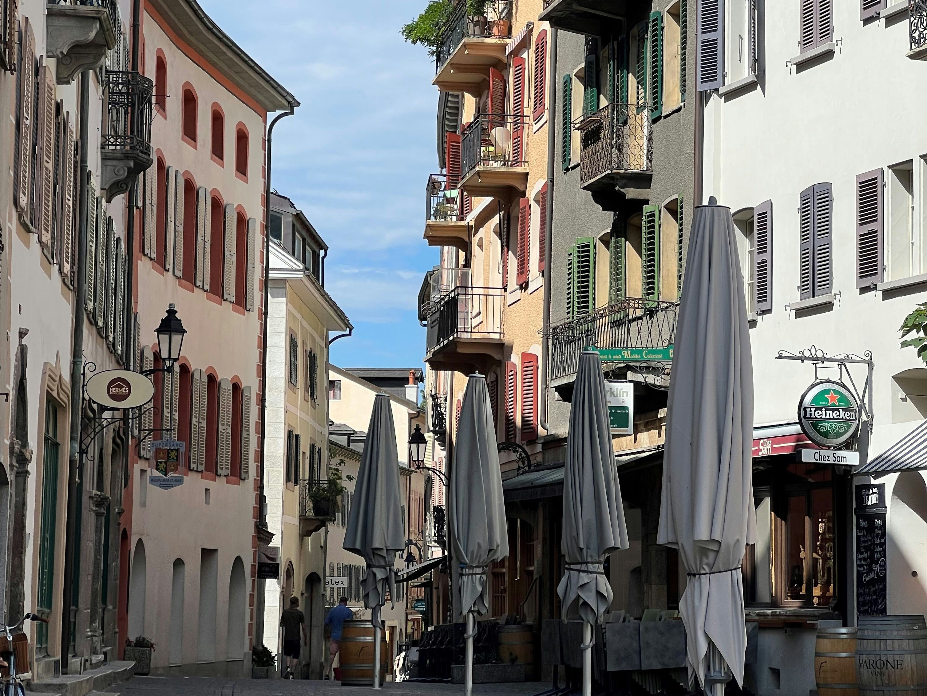 Jalan kota dengan bangunan berwarna-warni di resort yang menawan, sesuai untuk bersantai dan berjalan-jalan.