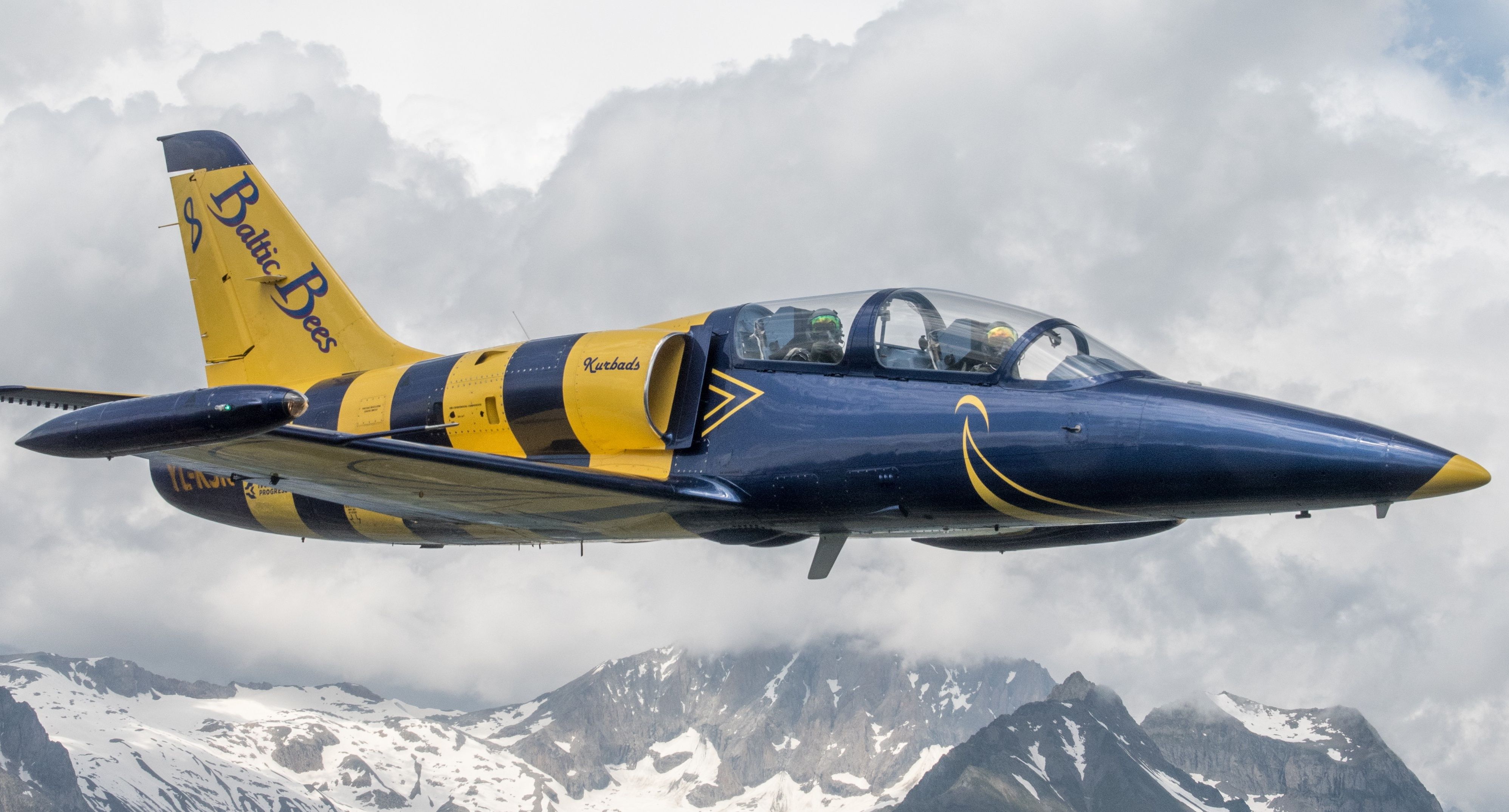 L39 Albatros: Zažij vzrušující rychlé lety v Sionu nad alpánskou krajinou.