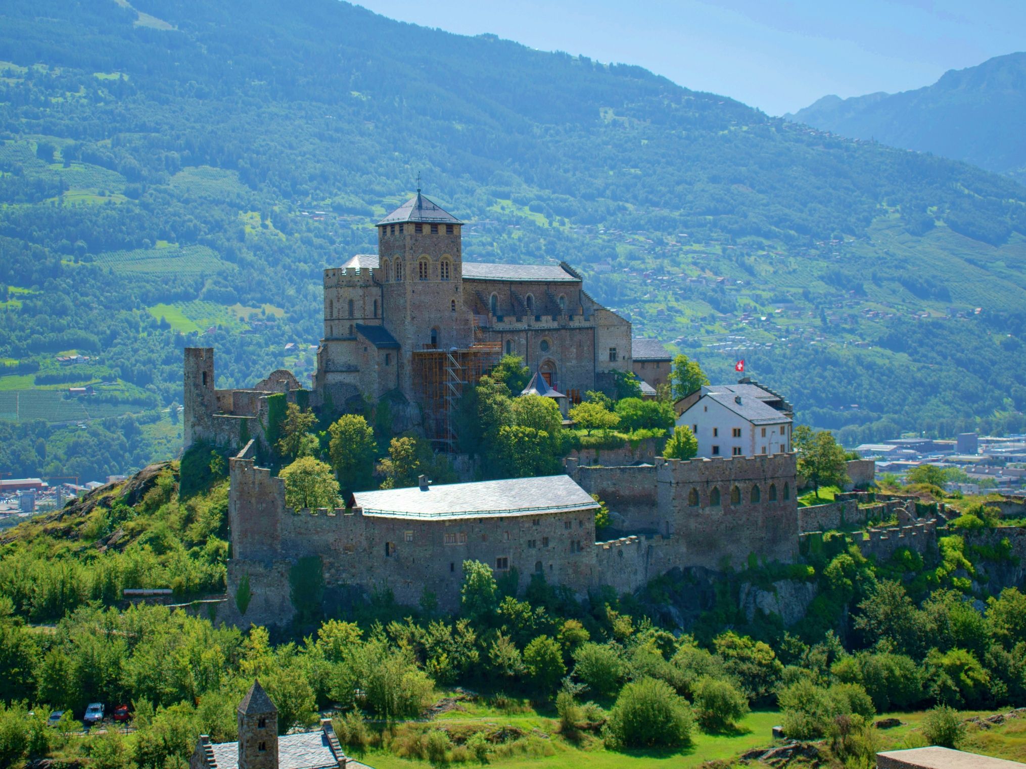 Istana Sion: kubu yang mengagumkan di Sion, dikelilingi oleh alam dan sejarah.