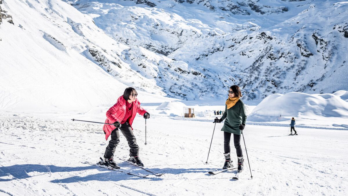 初心者と一緒にティトリスでスキー、雪に覆われた山々、ウィンタースポーツアクティビティ