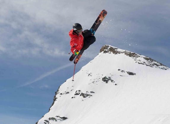 Freestyle Ski Zermatt demonstra nas montanhas com neve